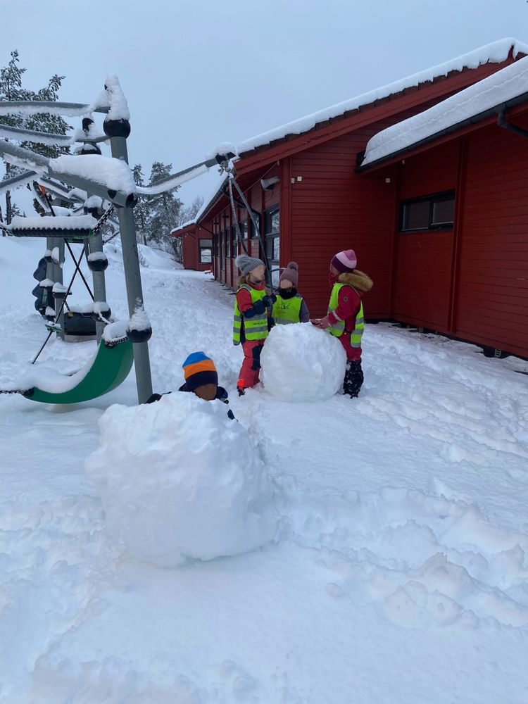 En gruppe barn som leker i snøen