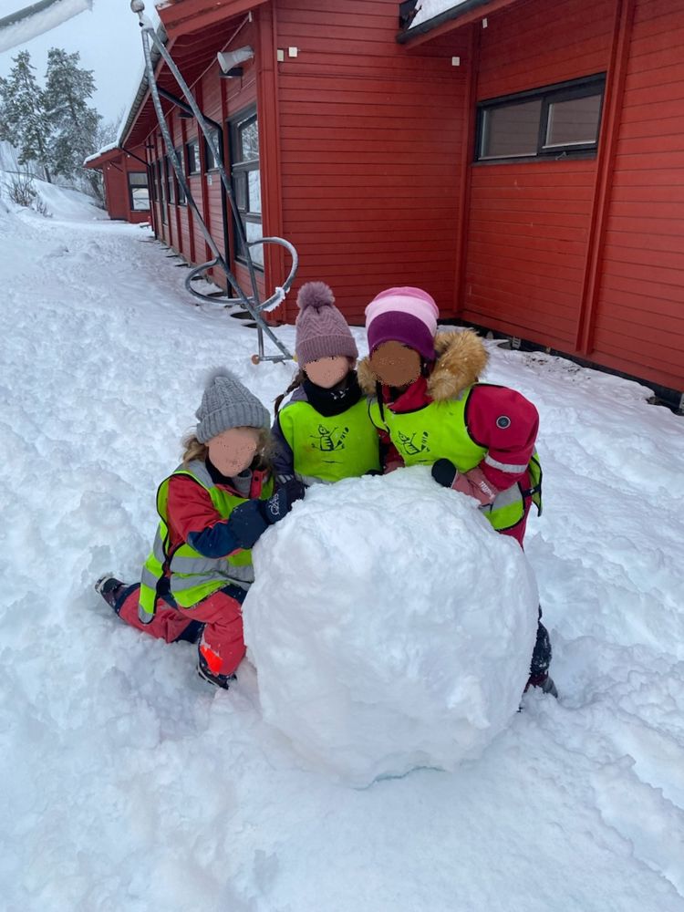 En gruppe barn som leker i snøen