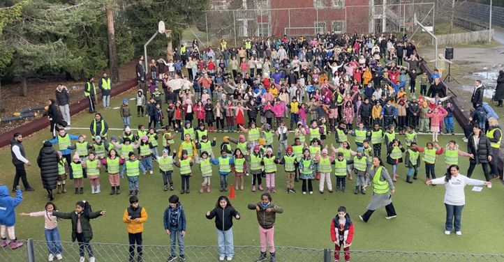 Hele skolen danser samlet på rekke og rad på fotballbanen. De yngste foran og de eldste bak. Helt foran stod det en fortropp med elever fra 4.trinn som kunne dansen godt