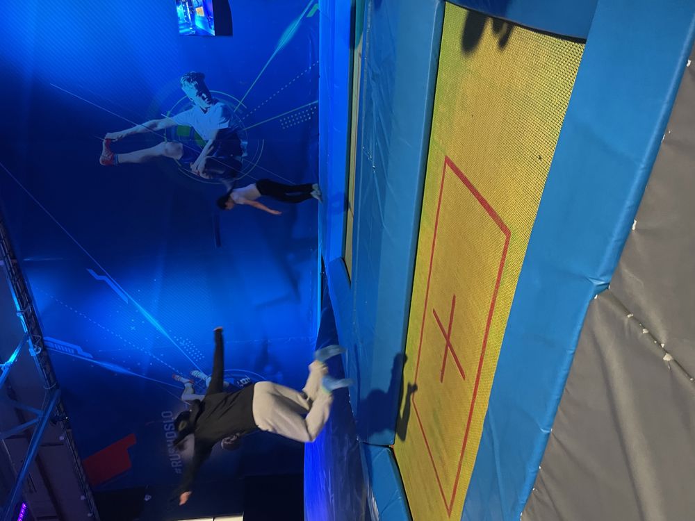 Foto: Farina Ahmed en gruppe mennesker på trampoliner