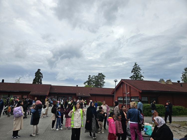en gruppe mennesker utenfor en bygning