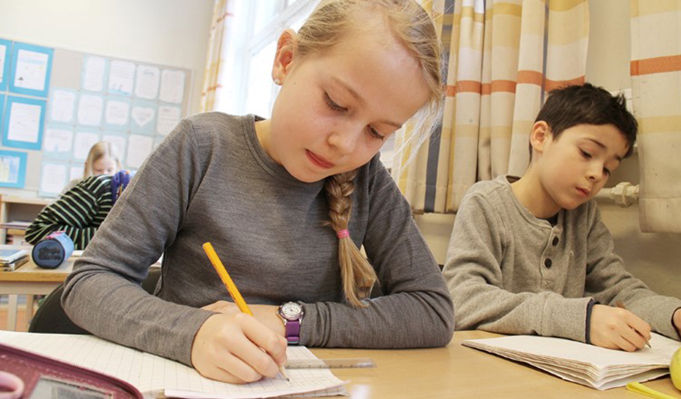 Elever arbeider i klasserom. (Foto: Heidi M. Skjebstad) Elever arbeider i klasserom. (Foto: Heidi M. Skjebstad)